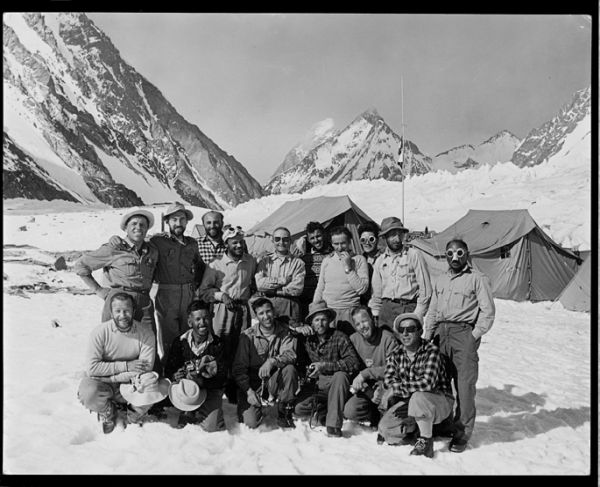 Il gruppo della spedizione Italia K2, 1954. Fantin è il primo accosciato da sinistra.